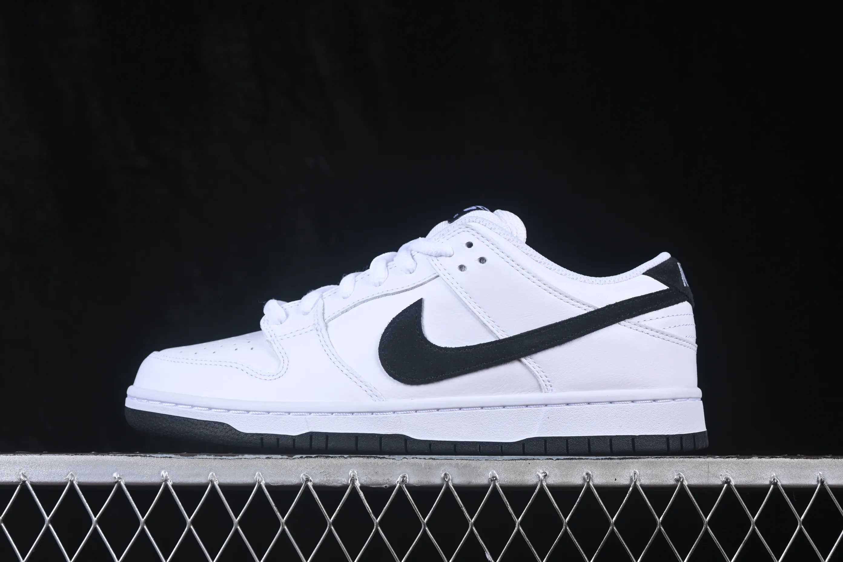 All Categories Nk SB Dunk Series Nk SB Dunk Low Low-top sneakers Foreign trade version Nike SB Dunk Low Classic white and black Full toe layer low-top casual sneakers HF3704-100